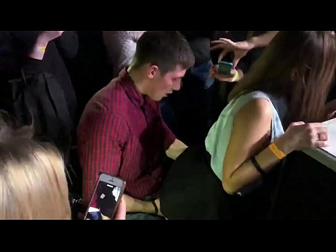 ❤️ Feusuaiga moni i se fale kalapu a Rusia. O le teine ​​Rusia e 18-tausaga le matua i totonu o le anus ma le va'a na fusu i totonu o se fale kalapu Vitio fa'ata'ita'i ☑