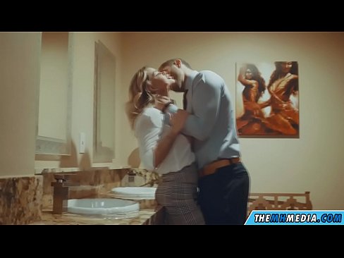 ❤️ Pe a faaosoosoina oe e se blonde busty i totonu o se faletaele lautele Vitio fa'ata'ita'i ☑